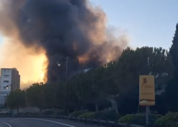 Un incendio de una fábrica abandonada de Ontinyent desaloja un edificio cercano y corta la Av. Sant Francesc