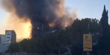 Un incendio de una fábrica abandonada de Ontinyent desaloja un edificio cercano y corta la Av. Sant Francesc