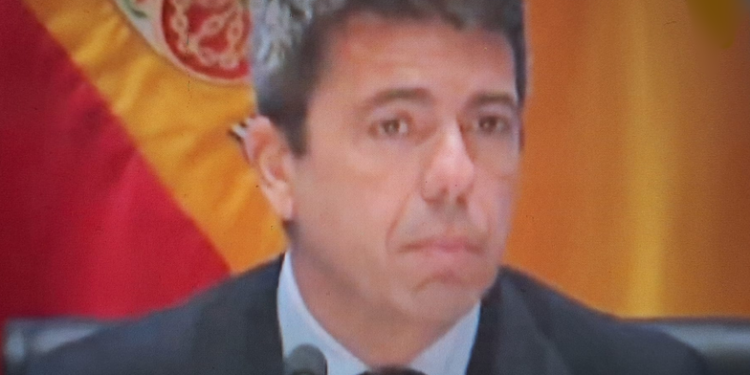 Carlos Mazón increpado también en Alicante y Castelló. La cara del president es un poema en su feudo alicantino 1 La ex-consellera Salomé Pradas llamó 3 veces a Mazón entre 18:30 y 19:43 horas el día de la #DANA