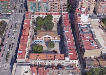 Del Centro de Javier Goerlich en el barrio de Ayora y limpieza de basura y sin techo