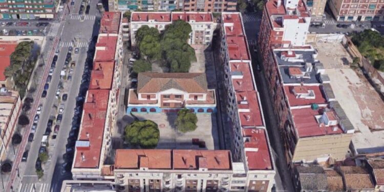 Del Centro de Javier Goerlich en el barrio de Ayora y limpieza de basura y sin techo