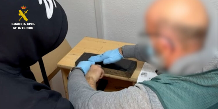 Detenido el hombre que disparó con una escopeta desde el balcón de su vivienda en Alicante