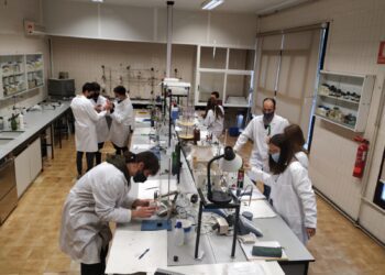 Alumnos de Viticultura de la Diputación de Valencia aprenden nuevas tecnologías para monitorizar la elaboración del vino