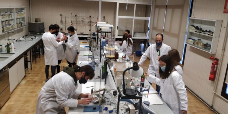 Alumnos de Viticultura de la Diputación de Valencia aprenden nuevas tecnologías para monitorizar la elaboración del vino