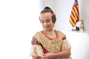 Precioso espolín de la Fallera Mayor Infantil de Valencia en el día de su Exaltación
