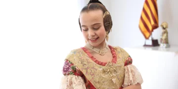 Precioso espolín de Lucia Garcia, Fallera Mayor Infantil de Valencia en el día de su Exaltación