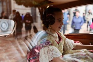 El Palau de la Música se engalana para la Fallera Mayor Infantil de Valencia y su Corte de Honor 3 fallera mayor infantil coche epoca