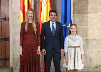 Las Falleras Mayores de Valencia, Berta Peiró García y Lucía García Rivera visitan el Palau de la Generalitat Valenciana