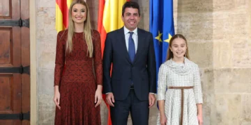 Las Falleras Mayores de Valencia, Berta Peiró García y Lucía García Rivera visitan el Palau de la Generalitat Valenciana