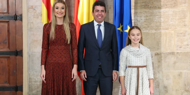 Las Falleras Mayores de Valencia, Berta Peiró García y Lucía García Rivera visitan el Palau de la Generalitat Valenciana 1 Las Falleras Mayores de Valencia, Berta Peiró García y Lucía García Rivera visitan el Palau de la Generalitat Valenciana