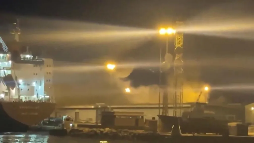 Explosión en el puerto de Gandía causa un incendio y obliga al confinamiento de dos barrios 2 image 37