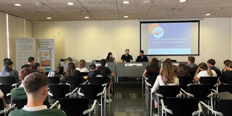 Avecal potencia la competitividad y talento del sector del calzado con la realización de más de 2.300 horas de formación en 2024 1 Avecal potencia la competitividad y talento del sector del calzado con la realización de más de 2.300 horas de formación en 2024