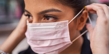Sanidad recomienda mascarilla en centros sanitarios por repunte de infecciones