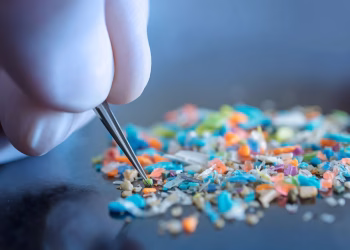 El impacto de los microplásticos en la salud humana: una amenaza invisible