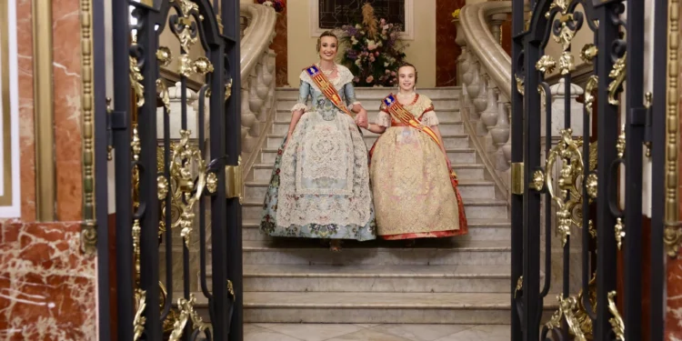 Las Exaltaciones culminan en la Basílica de la Virgen de los Desamparados con la Ofrenda