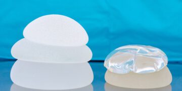 La OCU reclama judicialmente a Allergan más de 800.000 euros por las prótesis mamarias defectuosas