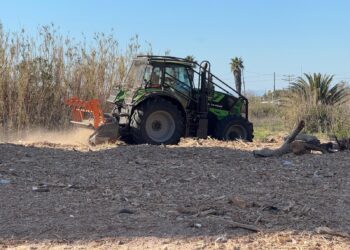 Las playas de Sueca sí son limpiadas por TRAGSA tras la #DANA pero el Ayuntamiento reconoce que la limpieza es muy mejorable
