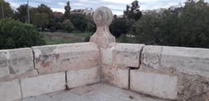 Finaliza la rehabilitación del pretil de la explanada de las Torres de Serranos, que estará listo para La Crida