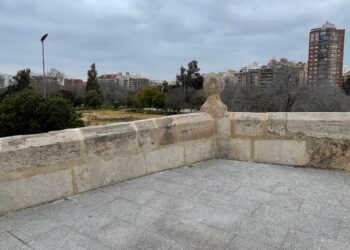 Finaliza la rehabilitación del pretil de la explanada de las Torres de Serranos, que estará listo para La Crida