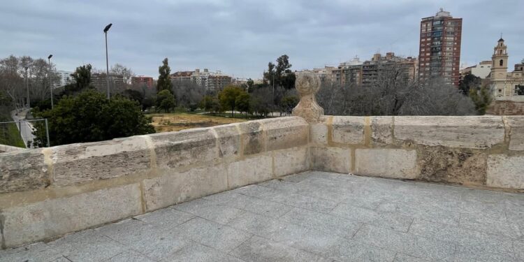 Finaliza la rehabilitación del pretil de la explanada de las Torres de Serranos, que estará listo para La Crida