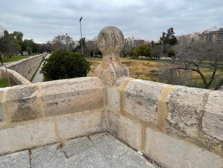 Finaliza la rehabilitación del pretil de la explanada de las Torres de Serranos, que estará listo para La Crida