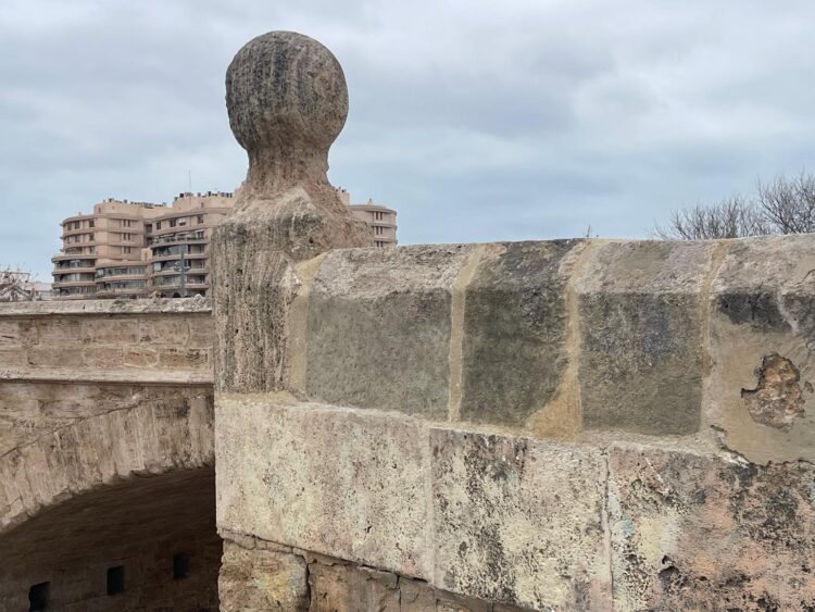 Finaliza la rehabilitación del pretil de la explanada de las Torres de Serranos, que estará listo para La Crida