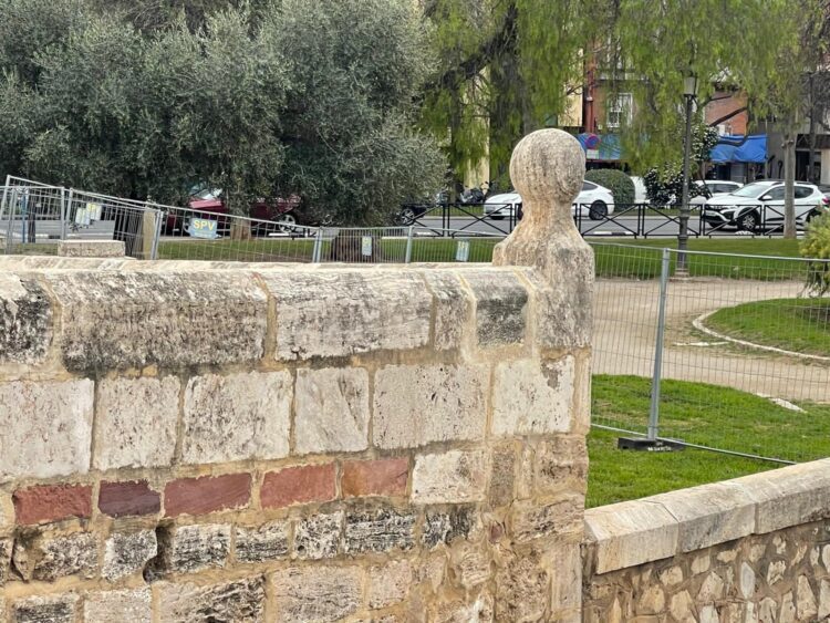 Finaliza la rehabilitación del pretil de la explanada de las Torres de Serranos, que estará listo para La Crida