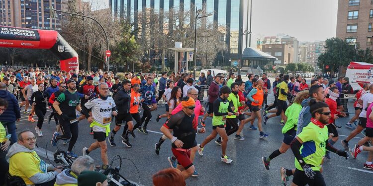 Calles cortadas el Valencia por la la VI Volta a Peu Runners y el Duatlón By Mtri 1 Calles cortadas el Valencia por la la VI Volta a Peu Runners y el Duatlón By Mtri