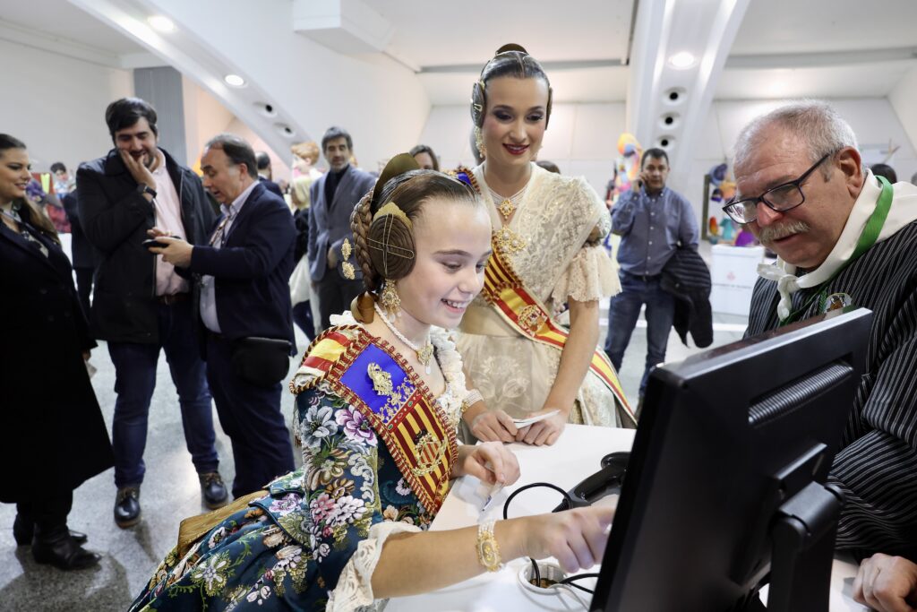 Inaugurada la Exposición del Ninot de Valencia que enciende la mecha de las Fallas 2025 3 0T2A7483