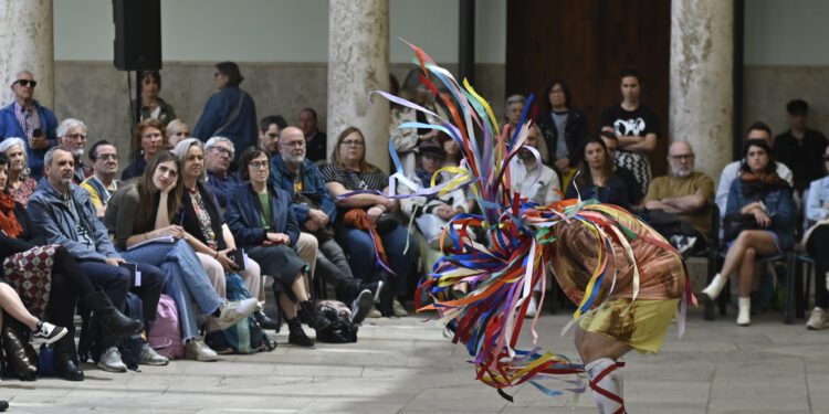 Dansa València fomenta la inclusión a través de talleres de danza para personas con discapacidad visual y jóvenes migrantes