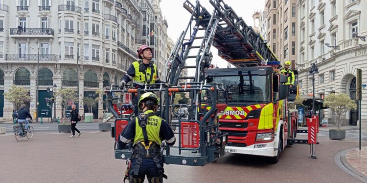 Valencia adquiere un vehículo de rescate con un brazo extensible de 55 metros de alcance para el Departamento de Bomberos 1 Valencia adquiere un vehículo de rescate con un brazo extensible de 55 metros de alcance para el Departamento de Bomberos