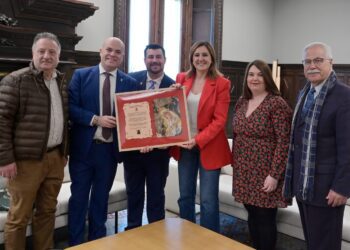 Los Granaderos del Grao nombran a la alcaldesa de Valencia Camarera Mayor Honorífica