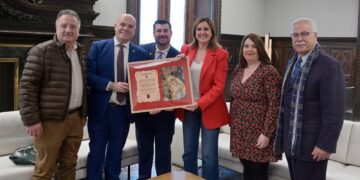 Los Granaderos del Grao nombran a la alcaldesa de Valencia Camarera Mayor Honorífica