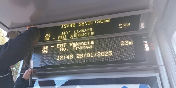 EMT Valéncia instalará 340 nuevos paneles electrónicos y accesibles con información en tiempo real