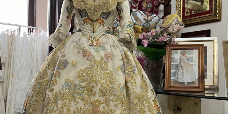 La indumentarista Amparo Fabra expone en el Hotel Estimar de Valencia 1 La indumentarista Amparo Fabra expone en el Hotel Estimar de Valencia