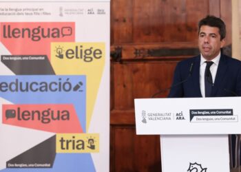Lo Rat Penat denuncia que la consulta educativa "és un engany", ya que els pares trien entre educar al fill en castellà o català 8 Lo Rat Penat denuncia que la consulta educativa "és un engany", ya que els pares trien entre educar al fill en castellà o català