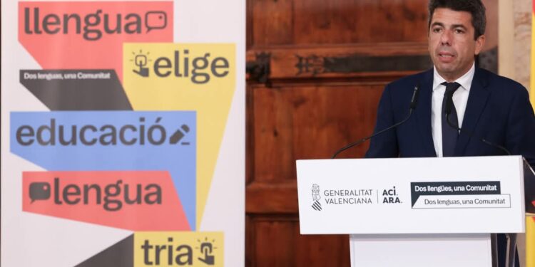 Lo Rat Penat denuncia que la consulta educativa "és un engany", ya que els pares trien entre educar al fill en castellà o català