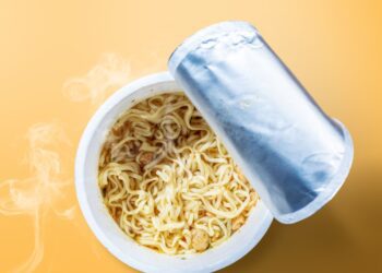La OCU alerta: Los fideos instantáneos son una opción rápida pero de baja calidad