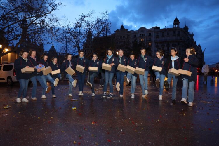 Comienzan las Fallas en Valencia con la macrodespertà de la Cridà pasada por agua