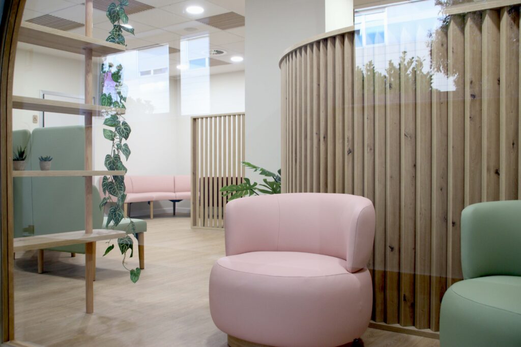 El Hospital público Universitario de Torrejón implanta un proyecto centrado en mejorar el bienestar emocional de pacientes oncológicos y sus familias 2 HUT SALA ESPERA ONCOLOGIA 2