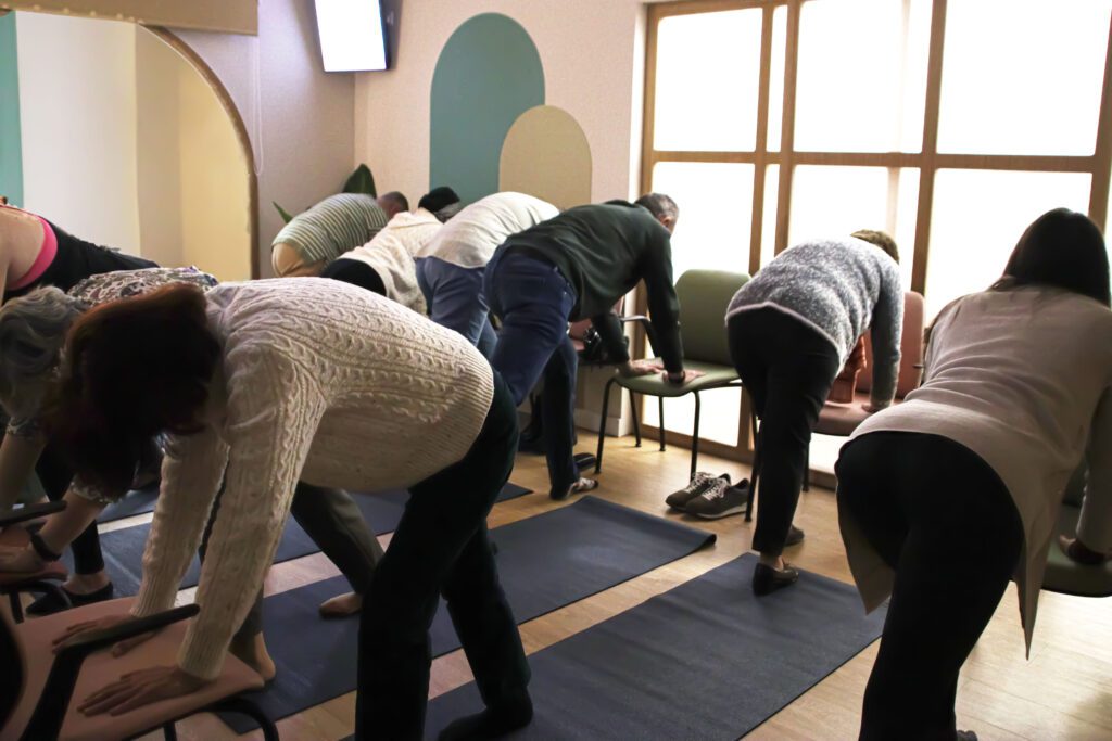 El Hospital público Universitario de Torrejón implanta un proyecto centrado en mejorar el bienestar emocional de pacientes oncológicos y sus familias 3 HUT YOGA ONCOLOGICO 2