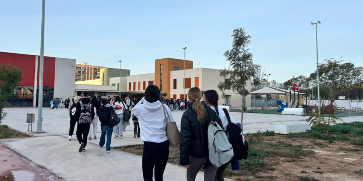 Alumnado del IES Berenguer Dalmau de Catarroja comienza sus clases en Mislata 1 Alumnado del IES Berenguer Dalmau de Catarroja comienza sus clases en Mislata