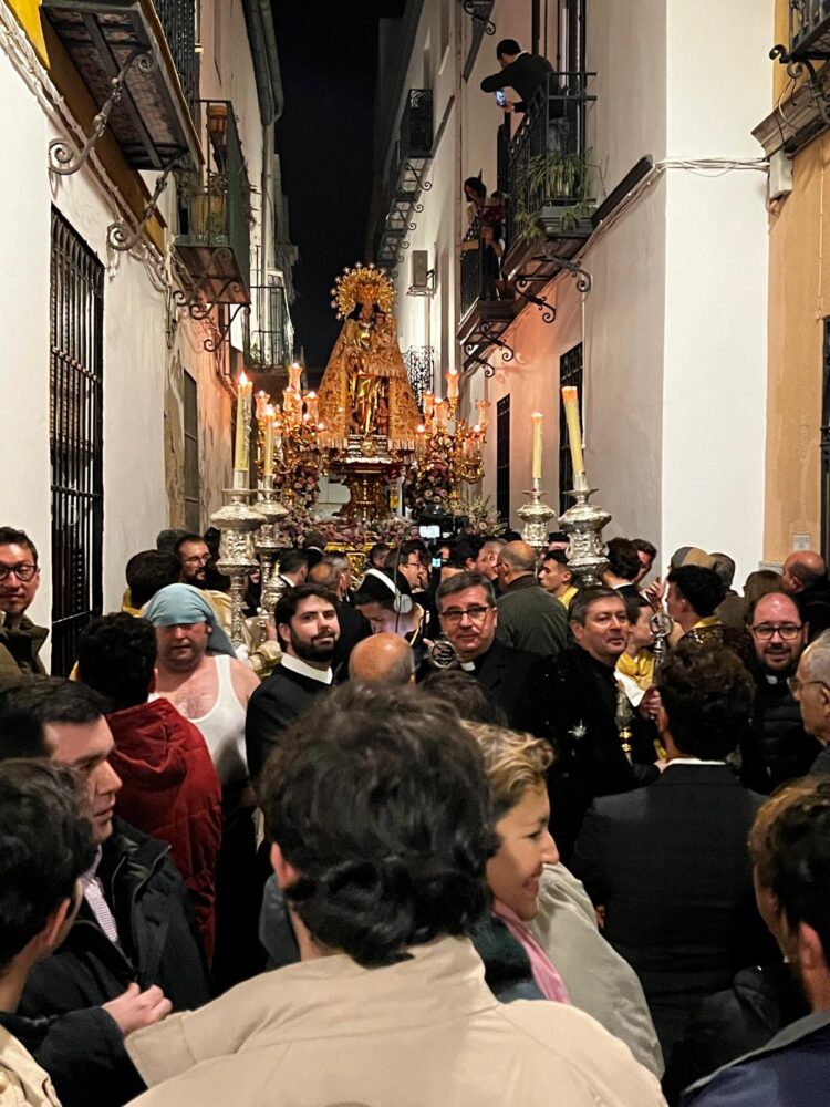 La Mare de Deu dels Desamparats procesiona a costal 5 horas por las calles del centro de Sevilla