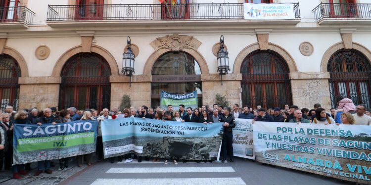 Vecinos y Ayuntamiento de Sagunto reclaman la regeneración de las playas 1 Vecinos y Ayuntamiento de Sagunto reclaman la regeneración de las playas