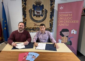 Manises firma un convenio con la Asociación de Voluntarios de Acogida Familiar para promover la acogida de menores