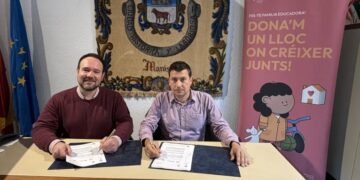 Manises firma un convenio con la Asociación de Voluntarios de Acogida Familiar para promover la acogida de menores