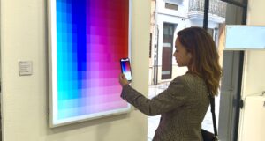 La artista Tatiana Roig interactuando con la obra digital
