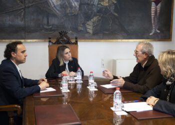 Marta Barrachina desde Diputació de Castelló traslada a los vecinos de Torre La Sal su firme defensa del patrimonio litoral