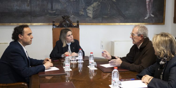 Marta Barrachina desde Diputació de Castelló traslada a los vecinos de Torre La Sal su firme defensa del patrimonio litoral