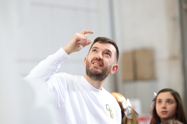 La FMIV y su Corte de Honor visitan el taller de José Gallego